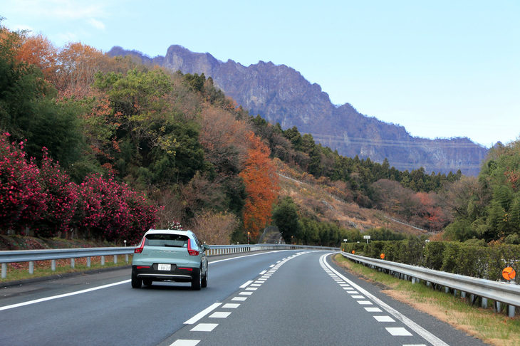 上信越自動車道をしばらく走ると、前方に岩の壁のような山。妙義山が見えてくれば、軽井沢まではあと一息です。