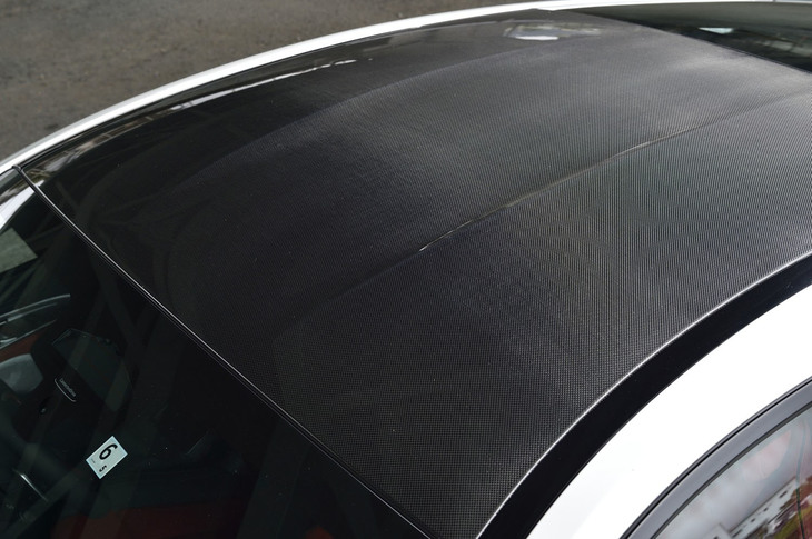 モータースポーツのテクノロジーを視覚的にも演出する「Mカーボンファイバールーフ」は、41万1000円のオプション。車両重量の低減や低重心化に貢献するという。