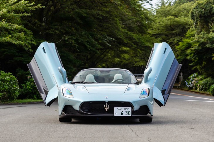 ドアは斜め上方に開くタイプ。写真のように左右方向にも大きく広がるため、駐車・降車の際は側方の障害物などへの注意が必要だ。