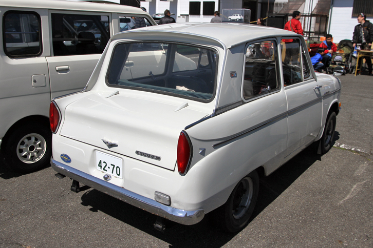 これが1962年に誕生した初代「三菱ミニカ」。当時の軽乗用車の中で唯一FRを採用、独立したトランクルームを備えた3ボックスセダンだった。