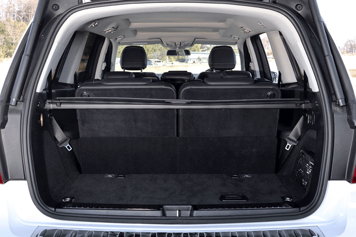 荷室容量は680リッター。2列目および3列目シートを倒せば最大で2300リッターまで拡大可能。
