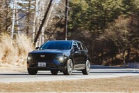 かつては、足まわりの仕様が異なる複数のグレードが用意されていた「XT4」だが、今回のマイナーチェンジで、アクティブスポーツサスペンションと20インチのタイヤ＆ホイールセットを組み合わせた「スポーツ」のみに整理されてしまった。