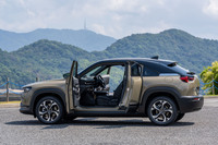 「MX-30ロータリーEV」には容量17.8kWhのリチウムイオン電池が搭載される。一充電あたりの航続距離は107km（WLTCモード）で、燃料満タン時の走行可能距離は、車内の検証データで700km以上になるという。