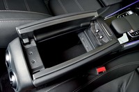 前席用アームレストの下には、小物入れスペースが用意される。USBコネクターも2つ備わっている。