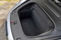 フロントのボンネット下には、容量132リッターのラゲッジスペースが確保される。