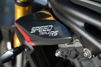 アグレッシブな走りに特化したネイキッドスポーツの「トライアンフ・スピードトリプル1200RS」。2025年モデルでは、エンジン性能のアップ、電子制御の拡充、足まわりの強化と、全方位的な改良が加えられた。