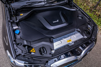 「iX3」のフロントフードを開けた様子。ほぼ全面が「BMW i」のロゴ入りカバーで覆われており、この状態では内部のメカニズムを見ることはできない。