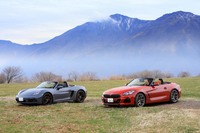先月号の単独試乗に続き、「BMW Z4」（写真右）は「ポルシェ718ボクスター」と比較。回頭性や安定性、乗り心地など、さまざまな違いを明らかにしました。（photo：荒川正幸）