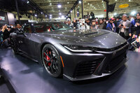 「東京オートサロン2026」より、カメラのシャッターを浴びまくる「トヨタGR GT」。同車にとって、これが初の一般公開の舞台だった。