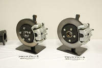 制動力の強化し、耐フェード性を高めるため、フロントには従来モデルより径も厚みも大きいベンチレーテッドディスクを採用。キャリパーにもより大型で高剛性のものを用いている。写真は右が新型、左が従来型のフロントブレーキ。