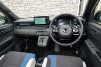 インテリアはベース車である「N-ONE e：」よりデザインや設計を踏襲しつつ、各部に独自のコーディネートを採用。インストゥルメントパネルには、「ブースト」モード作動時に青から紫に色が変わるラインイルミネーションが仕込まれている。