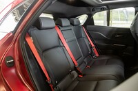 車体が小さくなっているため後席の広さは「クロスオーバー」に譲る。