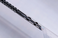 FCセルの端部の断面。従来のFCスタックでは、絶縁のために外周部をゴム被膜で覆い、気密性を高めるためにシリコンゴムシールを用いていたのだが、新しいスタックのセルはご覧のとおりのシンプルなもの。外周部の絶縁はスタックの構造によって対応。気密性の保持は、セパレーター自体の中空バネ構造を用いたメタルシールと、端部の溶接シール、凸部のマイクロシールで対応している。