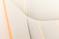 シート表皮はバルコナレザーとミラノレザーのコンビネーション。鮮やかなオレンジの差し色が目を引く。