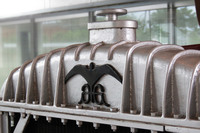 コウモリをモチーフにした東京瓦斯電気工業のロゴマーク。