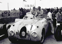 ブガッティは1937年と39年の2回、「タイプ57」のレーシングモデルでルマン24時間レースに勝っている。これは1939年の優勝車「タイプ57C」。ドライバーのひとりがピエール・ヴェイロンで、その名はフォルクスワーゲン傘下でブガッティがよみがえった際の、最初のモデル名に使われた。