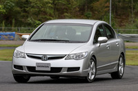 試乗車は「ハイブリッド」でも「タイプR」でもない、スタンダードな1.8リッターエンジン搭載車。ボディーサイズの拡大もあり、一気に上級移行が進んだ。