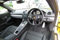 「ポルシェ718ケイマン」のコックピット周辺。ステアリングホイールのセンターに輝くポルシェのエンブレムが、乗るたびにオーナーの心をくすぐる。
	 