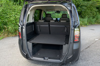 リアのアンダーガード風のシルバーパーツはテールゲート側に付いており、開口部は地面ギリギリにまで達する。ユーティリティーボード（前後2分割式）による2階建て構造が特徴だ。