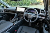 内装色は写真のブラックが標準で、オプションでミッドブラウンも用意。ナビ機能付きのディスプレイオーディオや、「ナノイーX」機能付きの3座独立オートエアコン、14スピーカーと8chオーディオアンプからなるプレミアムサウンドシステムなどが標準で装備される。