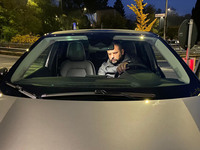 見た目はこわもてのドメニコ君だが、新型「キャプチャー」を手にしたうれしさのあまり夜まで車内にこもっている。PHEVは次回買うときに検討するとのこと。