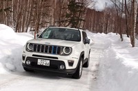 「レネゲード4xe」のボディーカラーはグレード間での違いがなく、写真の「アルパインホワイト」を含む全4色がラインナップされる。