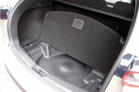 荷室は、リバーシブルなフロアボードの裏面や床下予備スペースが防水仕様となっている。