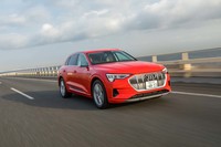 「e-tron 50クワトロ」が発生する最大トルクは540N・m。2.4t以上という重量級ボディーであるにもかかわらず。0-100km/h加速を6.8秒でこなす。