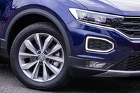 「TロックTDIスタイル デザインパッケージ」では写真の10本スポークデザイン17インチアルミホイールが標準装備のアイテムとなる。今回の試乗車には215/55R17サイズの「ブリヂストン・トランザT001」タイヤが装着されていた。