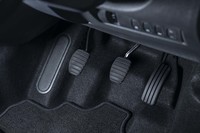 ペダルレイアウトはご覧のとおり。シンプルながらもフットレストが用意されているのがうれしい。