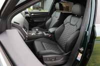 「SQ5」には表皮にレザーとアルカンターラのコンビシートが標準装備されるほか、オプションでダイヤモンドステッチの施されたファインナッパレザーのシートも選ぶことができる。