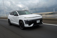 駆動用リチウムイオンバッテリーの容量はスタンダードモデルと同じ64.8kWh。車両重量は「Nライン」のほうが20kg重い（1790kg）が、WLTCモードの一充電走行距離は変わらぬ541kmと公表されている。