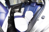 後席での着座位置は前席よりも高くなる。前後乗員のカップルディスタンスは870mmが確保されている。