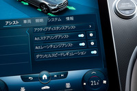 悪路走行用のアシスト機能としては、アクセル／ブレーキを自動操作し、登坂路を一定速で低速走行する「ダウンヒルスピードレギュレーション」などが用意されている。