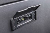 ETCユニットはパッセンジャーシートの背後に隠されている。