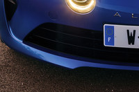 最近のクルマでよく見かけるエアダムの“突起”。空力のためというよりは、衝突安全のための要件を満たしつつ、車体の前側方に“デザインしろ（デザインに使えるだけのボリューム）”を確保するためのものなのだとか。
	明照寺：「これでデザインできる余地を確保しておかないと、フロントオーバーハングの左右が痩せてしまうんですよ」