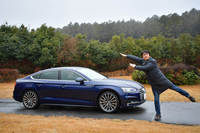 「アウディA5スポーツバック」と筆者。（写真=池之平昌信）