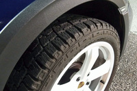 タイヤは「911ダカール」用に専用開発されたフロント：245/45ZR19、リア：295/40ZR20の「ピレリ・スコーピオン オールテレインプラス」。標準仕様の911では見られないクラッディングも同車の特徴だ。