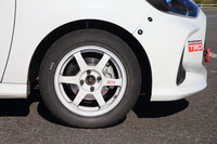 足もとの仕様は、ヨコハマのラリー用タイヤ「アドバンA036」とレイズの競技用アルミホイール「TE37グラベル」の組み合わせ。このあたりの仕様は「TGRラリーチャレンジ」のそれと同じである。