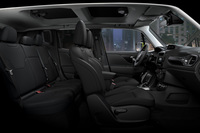 インテリアには、グロスブラックのエアコン吹き出し口ベゼルやソフトタッチ素材のドア内張り、革巻きステアリングホイールなどを特別装備する。