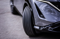 従来型の「V551」と新しい「アドバンdB V552」の社内比較試験では、後者の大幅な性能アップが確認できたという。具体的にはロードノイズが32％削減され、ウエット制動距離が6％短縮、転がり抵抗が5％低減されている。