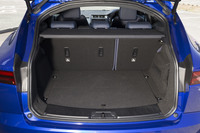 荷室の容量は5人乗車時で577リッター。後席の背もたれを前方に倒すことで、1234リッターにまで拡大できる。