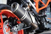 
	車体右側に取り回されたマフラー。先代モデルでは、エンジンとリアホイールの間にレイアウトされていた。写真は「390デューク」のもの。
	