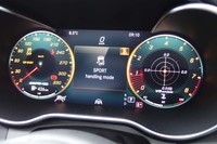 液晶表示のメーターパネル。写真のように、エンジン回転計の内側にGメーターを表示することができる。