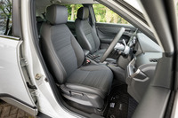 「Z」「Z＋」のシート表皮は合皮のプライムスムースとファブリックの組み合わせ。座面のサイドサポートがクニャッとつぶれるところにコストダウンを感じる。