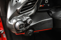 コックピット左側のインストゥルメントパネルには、マルチインフォメーションディスプレイの操作スイッチが並ぶ。これらの部材にもカーボン材が用いられている。