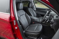 
	「ステルヴィオ2.2ターボ ディーゼルQ4」のシートは本革仕立て。6ウェイの電動調節機構とシートヒーターが標準で備わる。
	