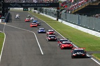 GT500クラスのスタートシーン。No.16 ARTA MUGEN NSX-GT（写真右下）はポールポジションからのスタートでレースを制した。