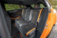 「ベントレー・ベンテイガ」などともファミリーなので後席は不満のない広さだ。オプションの4人乗り仕様を選ぶと左右席がフロントと同じバケット形状になる。