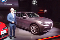 「ジュリア」の発表会では、2018年の日本導入が予定されているSUV「ステルヴィオ」もサプライズとして披露された。傍らに立つのは、FCAジャパンのポンタス・ヘグストロム代表取締役社長兼CEO。